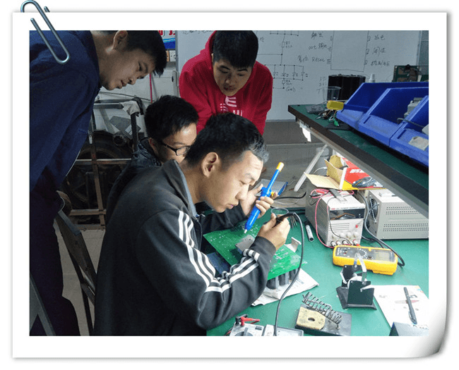 来自宁夏的学员在实操室练习电路板维修技能.png